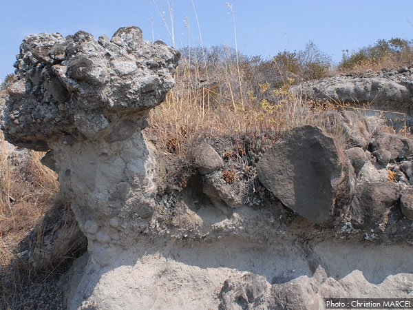 Figure d'érosion dans les pyroclastites de Biot